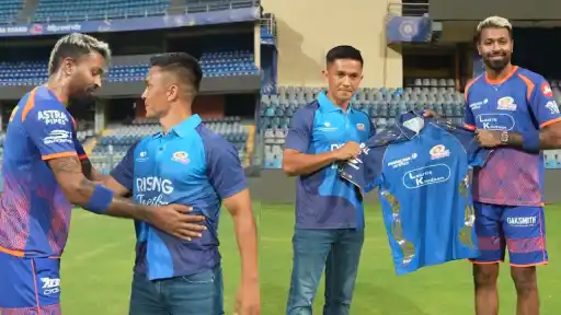 Sunil Chhetri visited Mumbai Indians training in IPL 2026 and shared a special moment with Hardik Pandya, making the session lively and memorable.