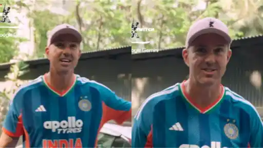 Kevin Pietersen plays gully cricket