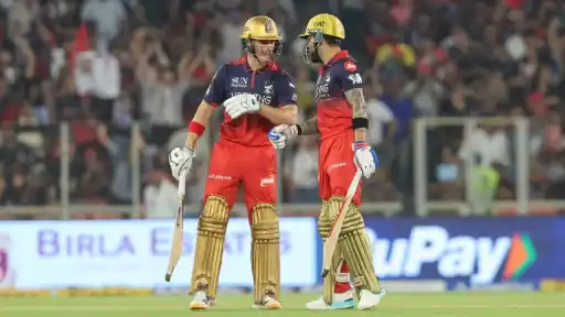 Jacob Bethell and Virat Kohli