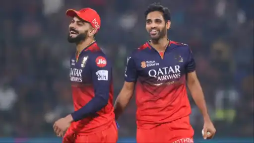 Virat Kohli and RCB players congratulate Bhuvneshwar Kumar