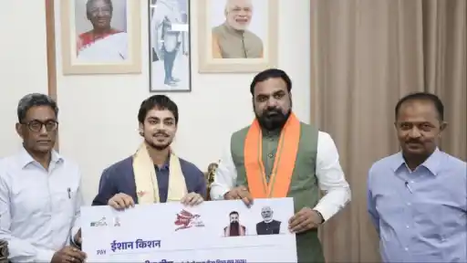 Bihar Chief Minister Samrat Choudhary presents a ₹1 crore cash award to cricketer Ishan Kishan at an official felicitation ceremony in Patna