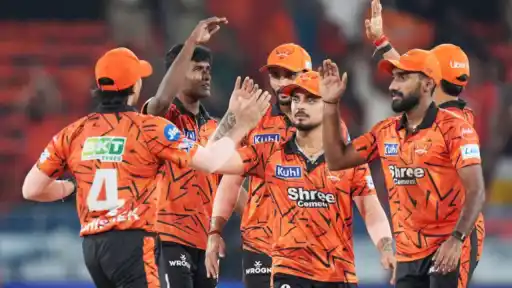 Sunrisers Hyderabad players huddle during IPL 2026 — SRH qualification scenarios for top 2 finish and points table breakdown