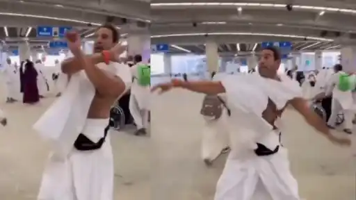 Wasim Akram recreating his iconic fast bowling action during the Hajj Rami ritual — viral video moment