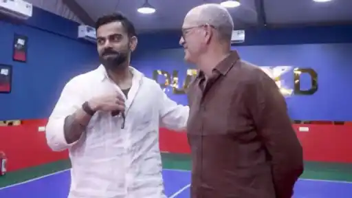 RCB के पूर्व हेड फिजियो इवान स्पीचली को 18 साल की सेवा के बाद विराट कोहली और टीम ने भावुक विदाई दी.