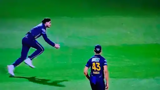 Shubman Gill takes a spectacular catch to dismiss Venkatesh Iyer during RCB vs GT IPL 2026 Qualifier 1