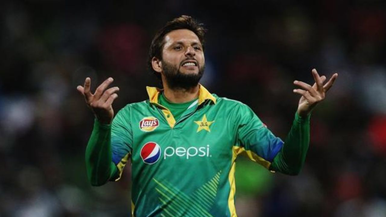2. Shahid Afridi – Hotel Room Scandal (2000)