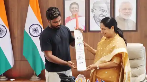 Delhi CM Rekha Gupta presents a memento to Sanju Samson during their special meeting
